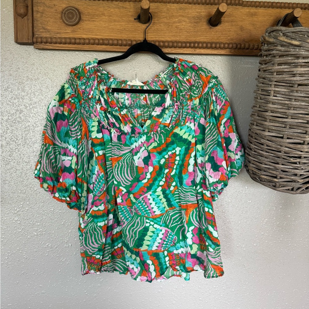 Women’s Entro Bubble Sleeve V-neck lined top